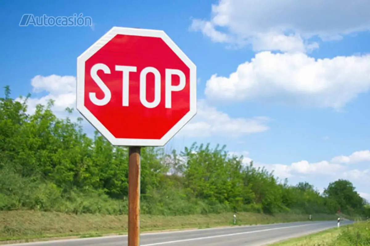 El Stop y el doble Stop en moto - Fundación MAPFRE El Stop y el doble Stop en moto - Fundación MAPFRE